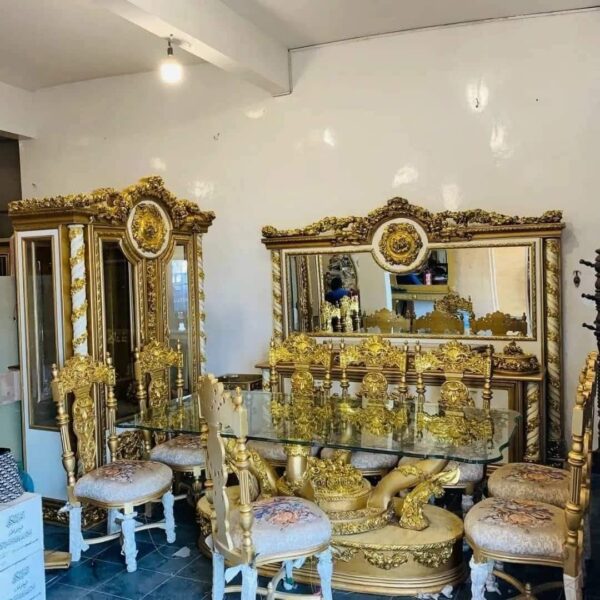 Ensemble table a manger royale avec vaisselier